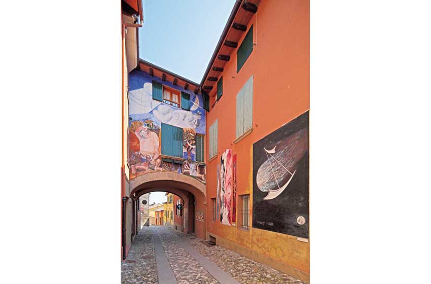 Emilia Romagna-Dozza-muro dipinto-via del centro
