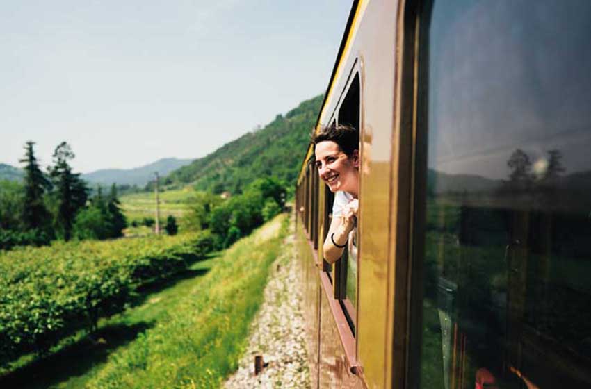 Emilia Romagna-il Treno di Dante-colline-passeggero