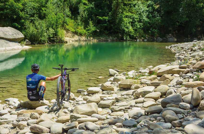 Emilia Romagna-Tra Imola e Faenza-bici-relax in riva al fiume-ciclista