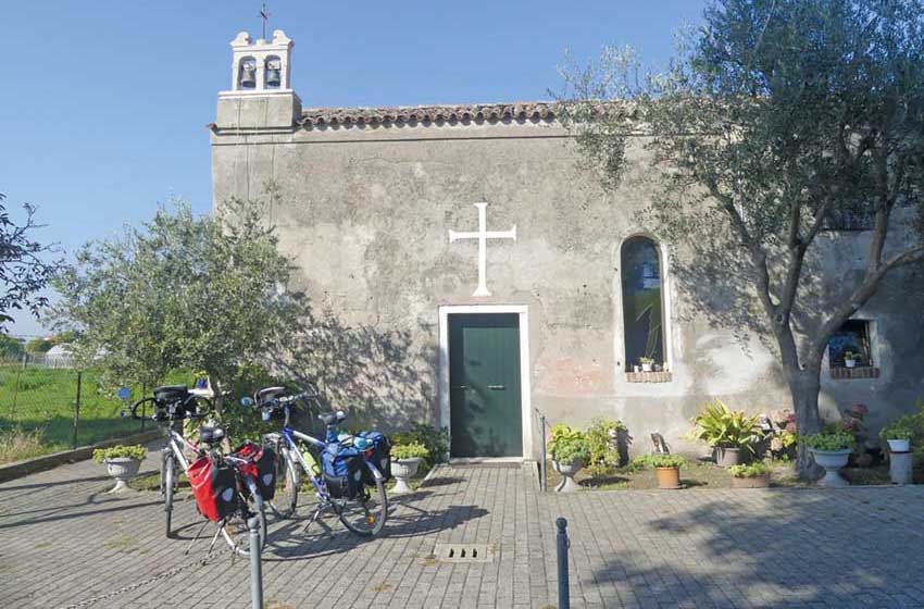 Veneto-Laguna di Venezia-Saccagnana-chiesetta della Beata Vergine del Carmine-bici
