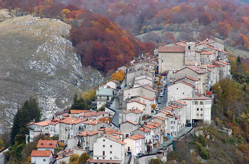 Il borgo di Opi, nel cuore del Parco Nazionale d'Abruzzo, Lazio e Molise