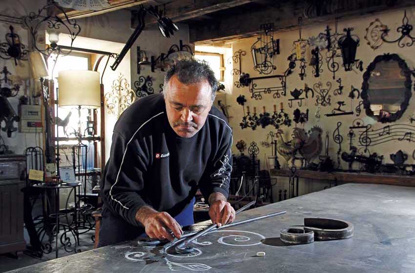 Pescocostanzo: la bottega di Nicodemo Donatelli, maestro nella lavorazione del ferro battuto.