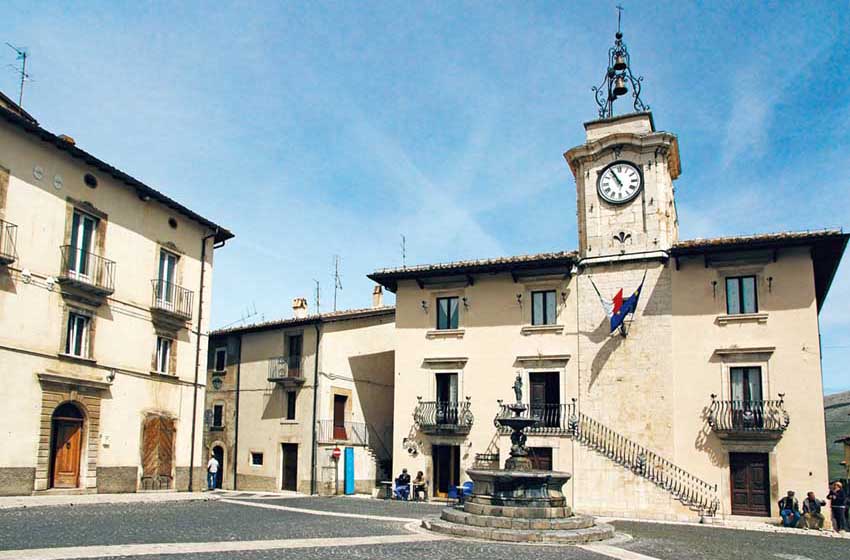 Piazza del Municipio nel borgo di Pescocostanzo.