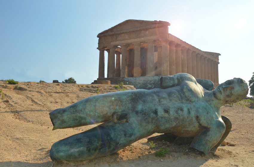 Sicilia-agrigento-valle dei templi-tempio-statua