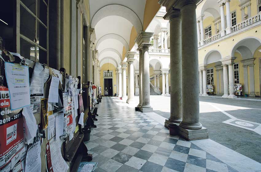 20230426_Genova_un-tazebao-sotto-la-loggia-dellUniversita_centro-storico