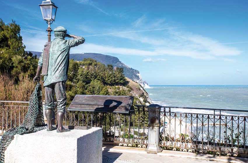 Marche-Numana-Monumento al Pescatore