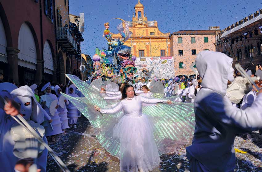 Emilia Romagna-Carnevale Cento-corteo mascherato-maschera farfalla