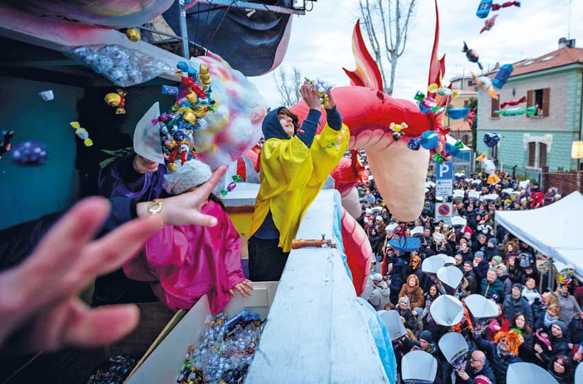 Marche-Fano--Carnevale-il getto-lancio dolciumi-carro-pubblico