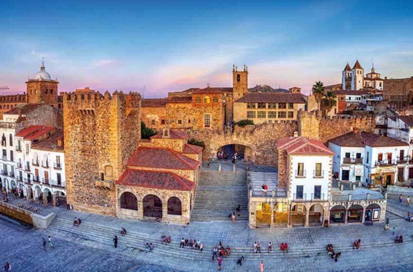 Spagna-Estremadura-Cáceres-Plaza Mayor al tramonto dall'alto