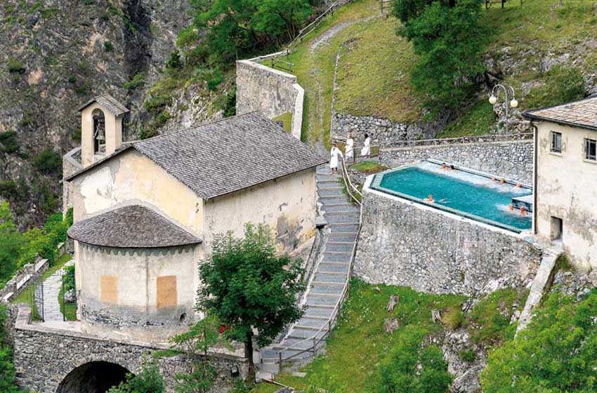 Lombardia-Valtellina-Bormio-Bagni vecchi-struttura dall'alto-bagnanti