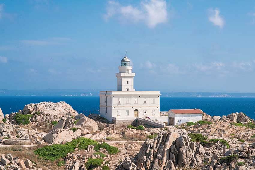 Sardegna-Santa Teresa di Gallura-Faro di Capo Testa-mare sullo sfondo