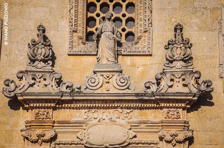 -Puglia-Lecce-Melpignano-Cappella Assunzione-dettaglio portale-foto di Ivano Puzzovio
