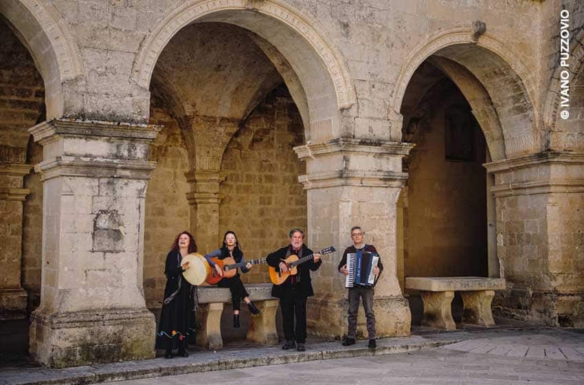 Puglia-Lecce-Melpignano-Piazza San Giorgio Portici-foto di Ivano Puzzovio