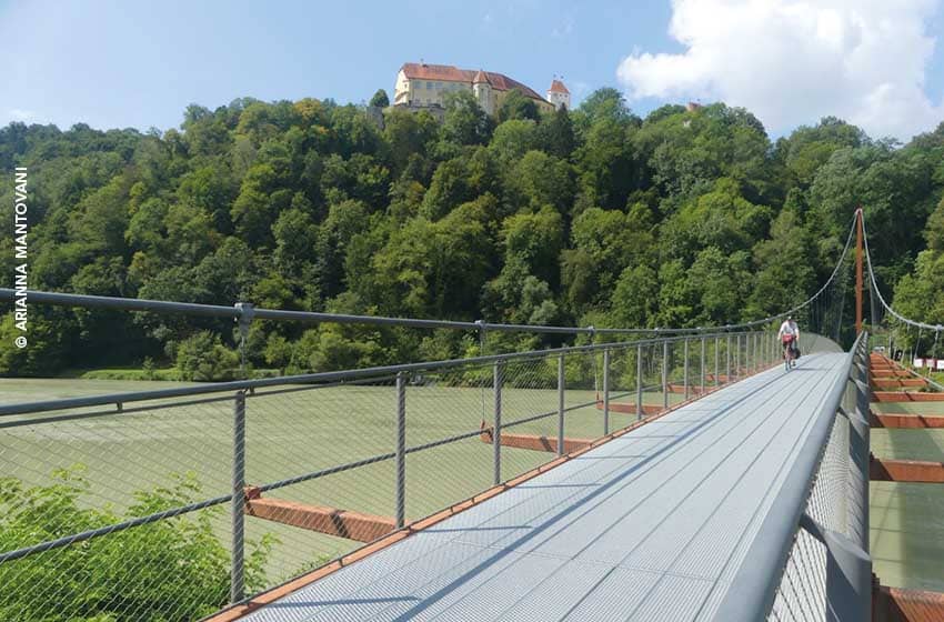 Germania-Neuburg- ponte ciclopedonale sull Inn-bici e ciclista-Ph. Arianna Mantovani