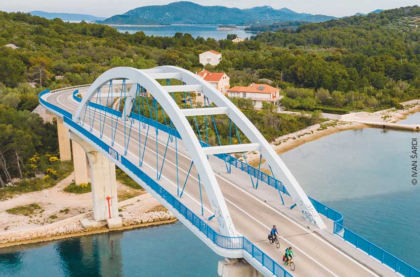 Ciclisti sul ponte che collega Pašman a Ugljan