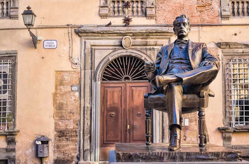 Toscana-Lucca-Monumento a Puccini in Piazza Cittadella- AdobeStock_133507975