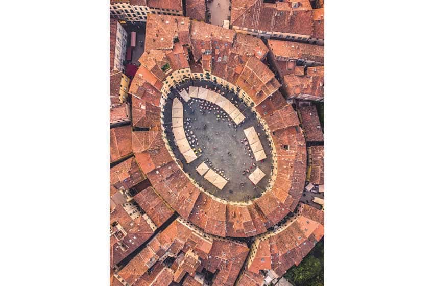 Toscana-Lucca-Piazza Anfiteatro-Veduta dall'alto-AdobeStock_562068600