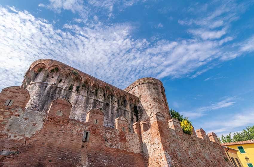 Toscana-Montecarlo-Rocca del Cerruglio-AdobeStock_437660917