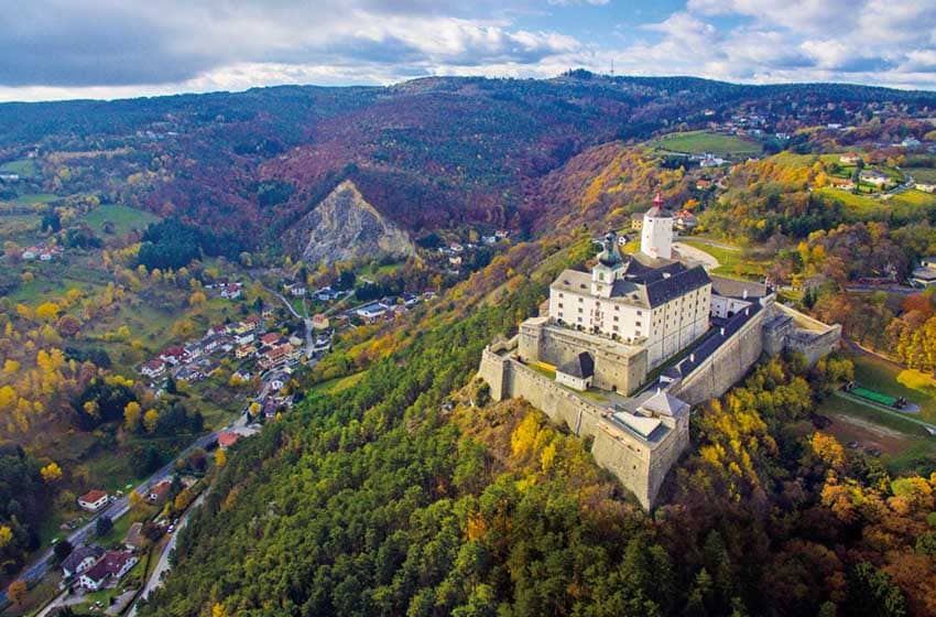 Una veduta aerea della  fortezza di Forchtenstein