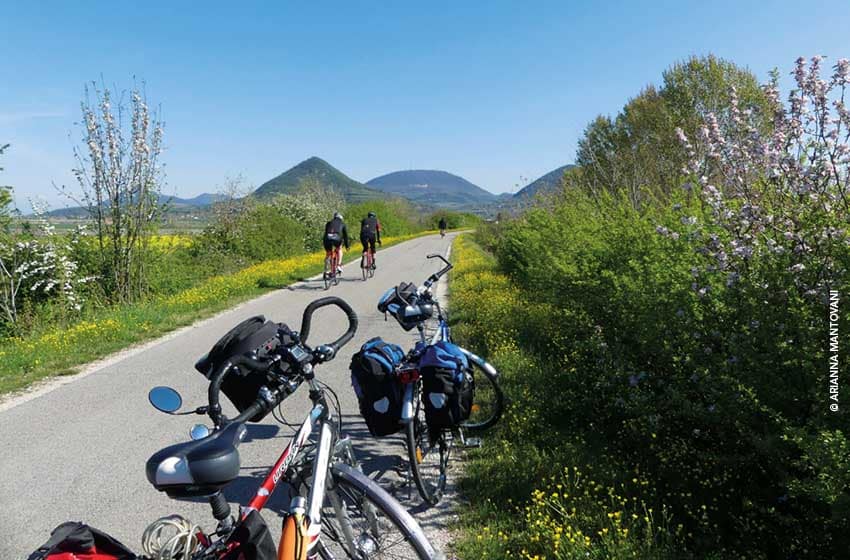 Veneto-Padova-Ciclabile Anello dei Colli Euganei-bici in sosta e ciclisti-ph Arianna Mantovani