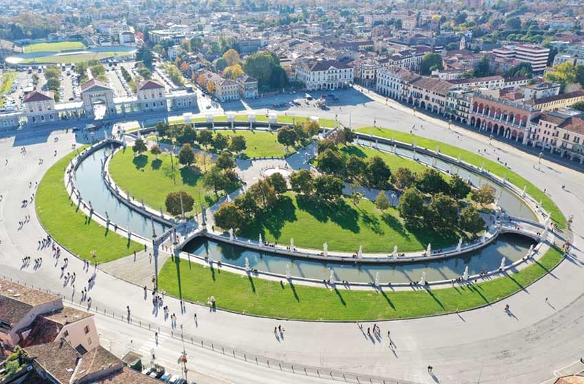 Veneto-Padova-Prato della Valle dall'alto-AdobeStock_412176702
