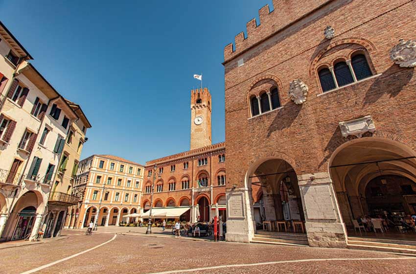 Veneto-Treviso-Piazza dei Signori-AdobeStock_371396742