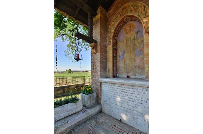 L'edicola di Piandarca, vicino a Cannara e Bevagna