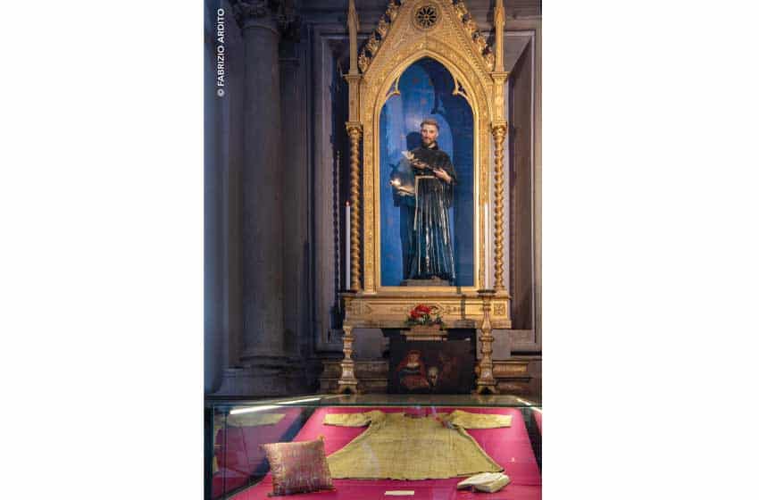 Cortona, la tunica ritenuta di San Francesco nella chiesa a lui dedicata