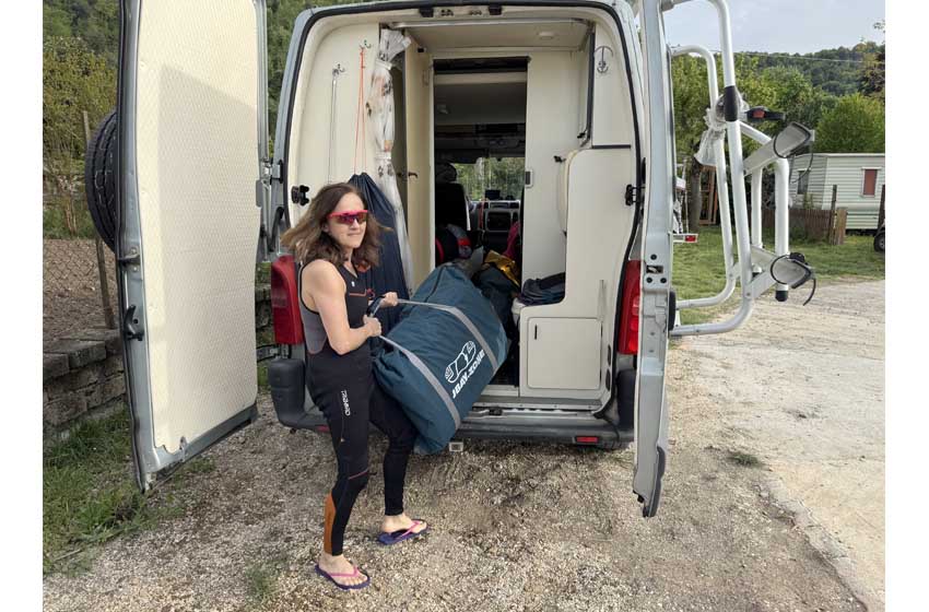 La Canoa gonfiabile Neon D-375 di JBay.Zone: stivabile ovunque, è un'ottima abbinata al camper per avventure su acque piatte e moderatamente mosse