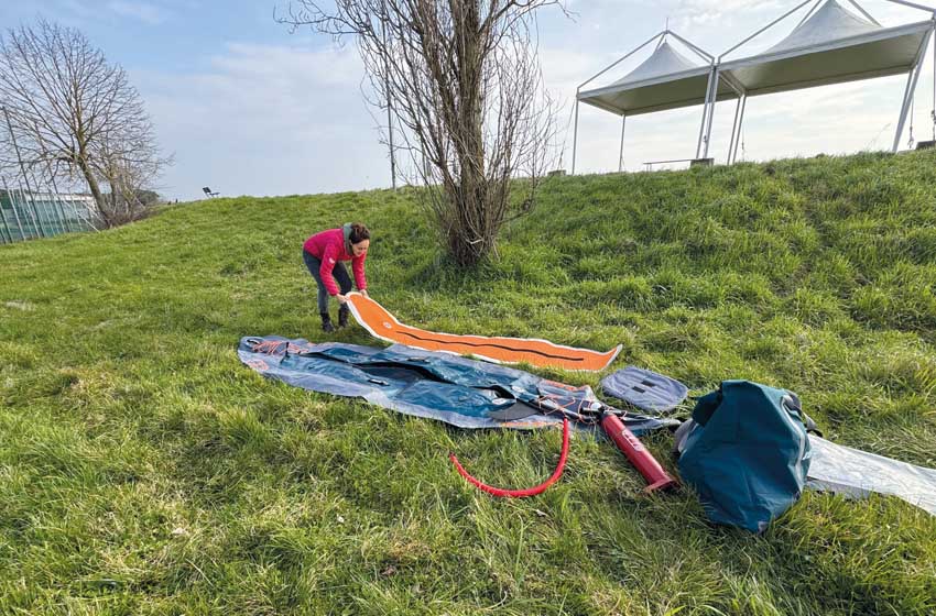 Canoa gonfiabile Neon D-375 di JBay.Zone: si predispongono le varie parti del kayak