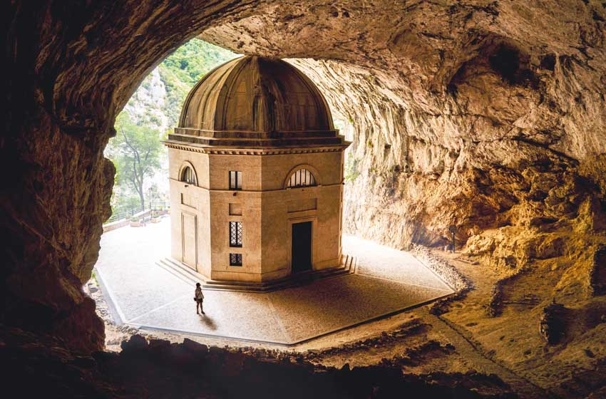 Genga-tempio-di-Valadier