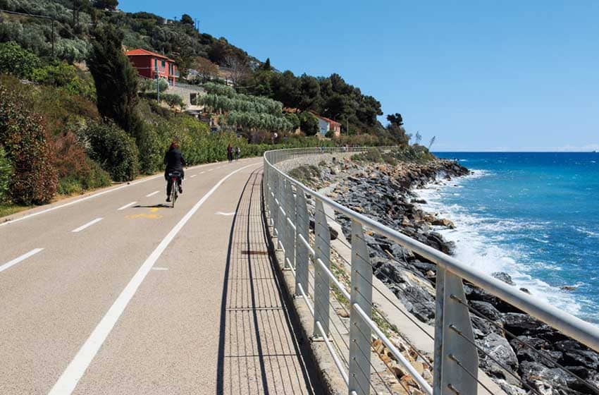 La ciclovia Riviera dei Fiori a San Lorenzo al Mare