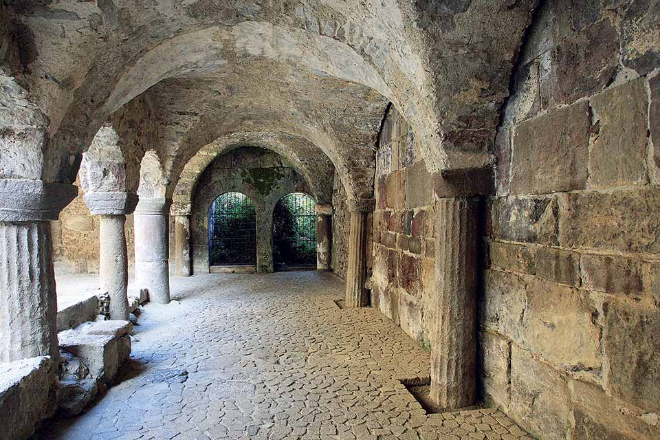 Il chiostro del monastero di San Bartolomeo a Lipari.