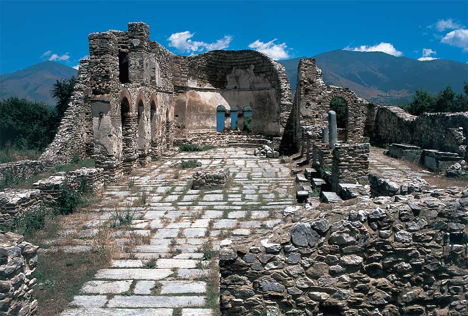 I ruderi della basilica di Agios Achillios, in posizione spettacolare sull’omonima isola