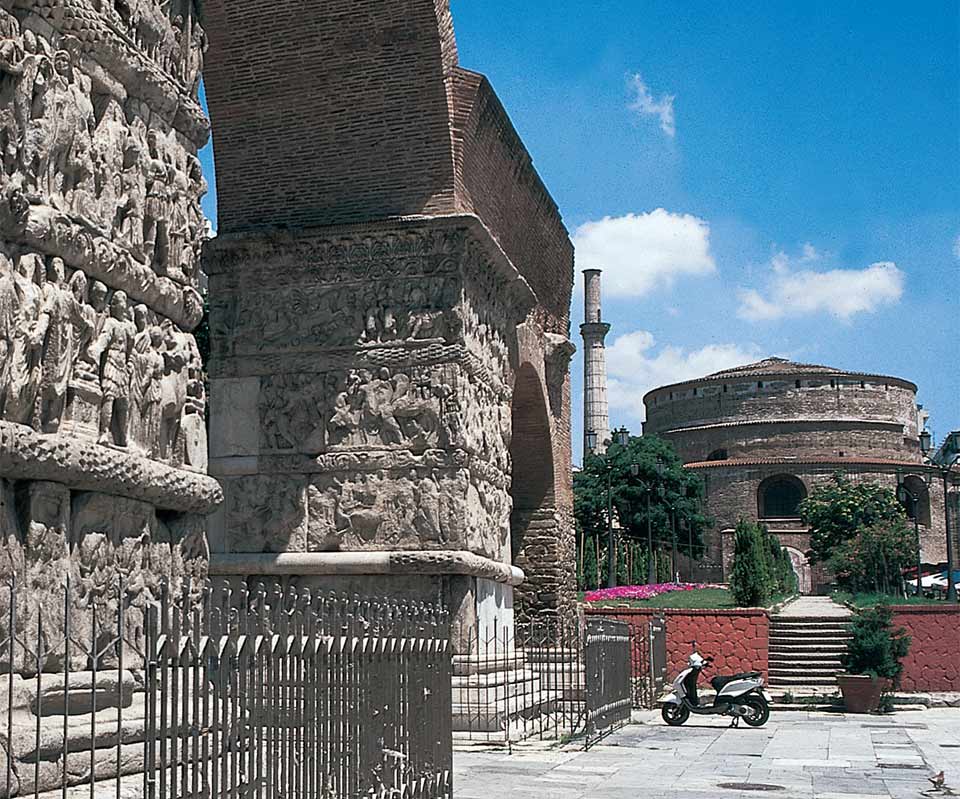L’Arco di Galerio e la rotonda che in origine doveva ospitare la sepoltura dell’imperatore romano a Salonicco