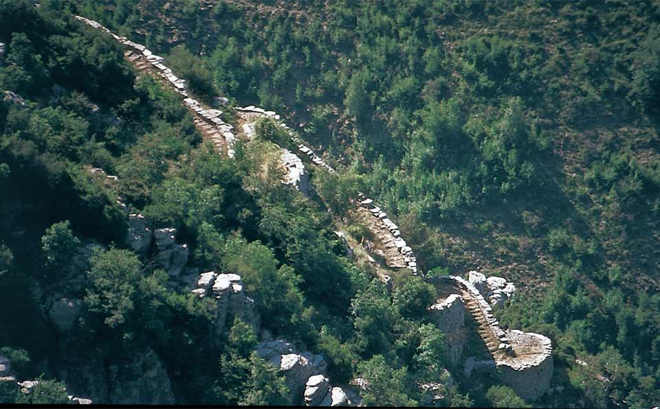 La scalinata che s’inerpica per più di 200 metri fino al villaggio di Vradeto