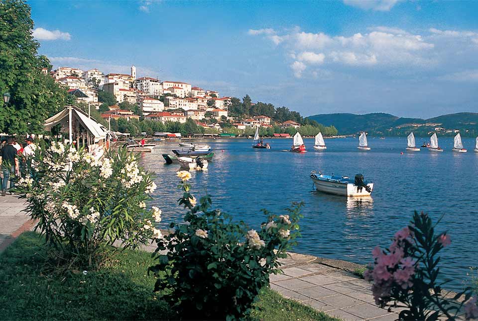 La cittadina di Kastoria è costruita sulla sella di un promontorio che si trova al centro dell’omonimo lago