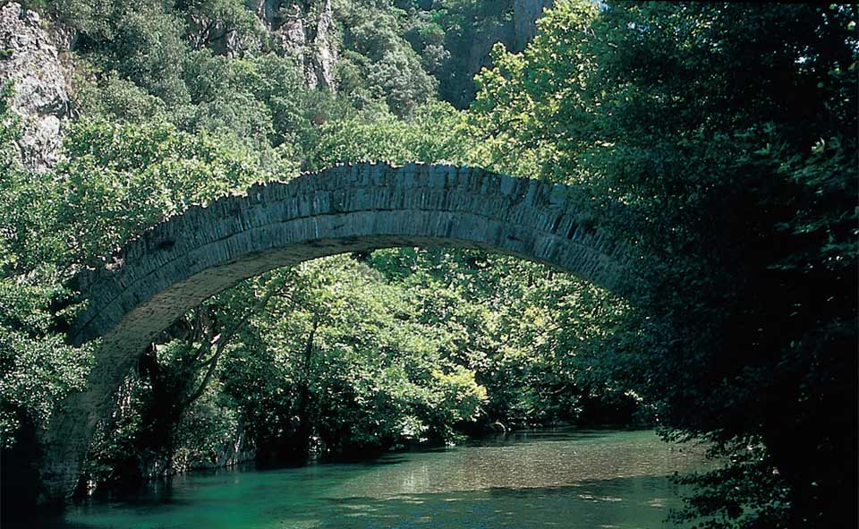 L’antico ponte di Kleidonia sul fiume Voidomatis