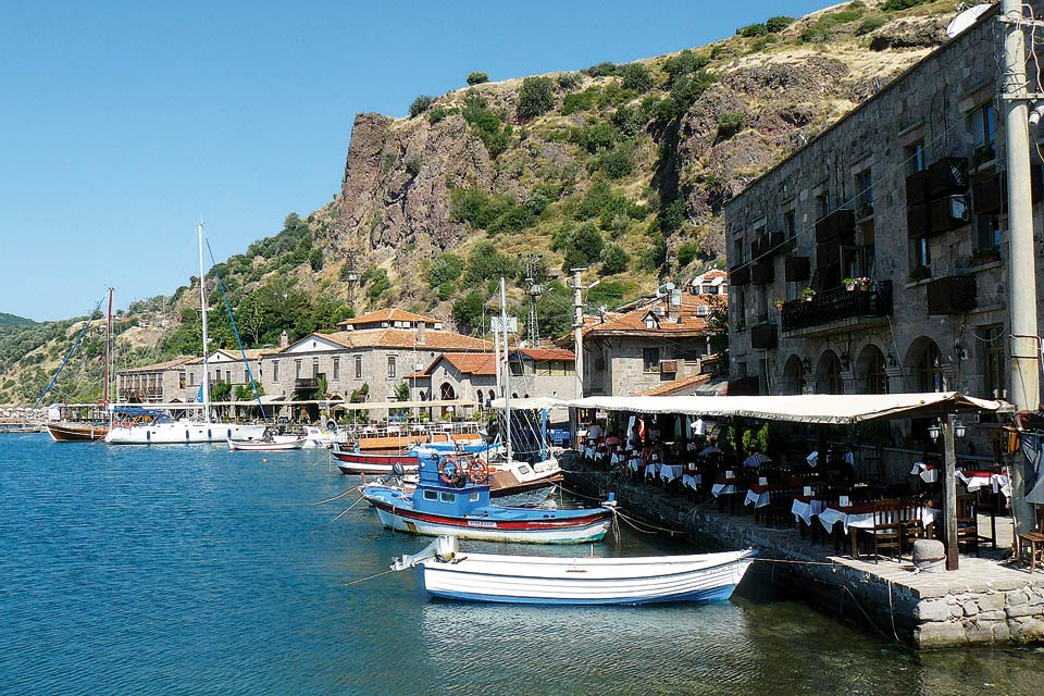 Il caratteristico porto di Assos