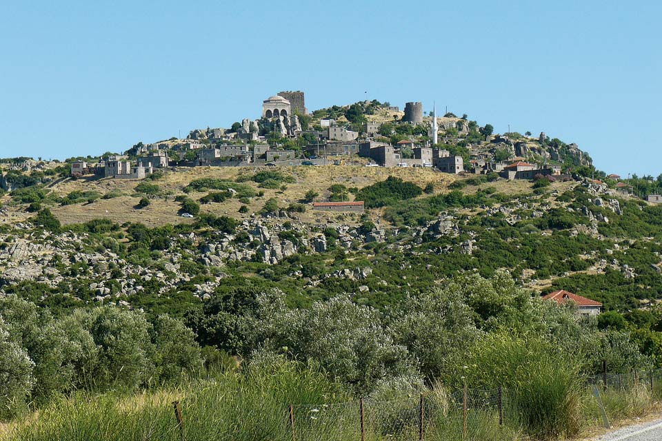 L’abitato di Behramkale domina in suggestiva posizione la necropoli di Assos
