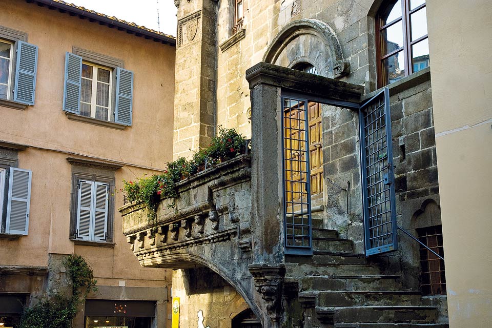 Casa Poscia richiama l’attenzione per l’elegante profferlo, tipico del periodo medioevale, che dà accesso al primo piano