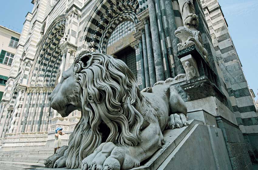 Leone ingresso cattedrale di San Lorenzo Genova