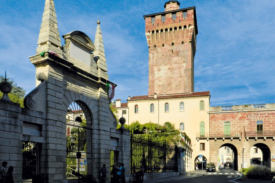 Il castello e l’ingresso dei Giardini Salvi