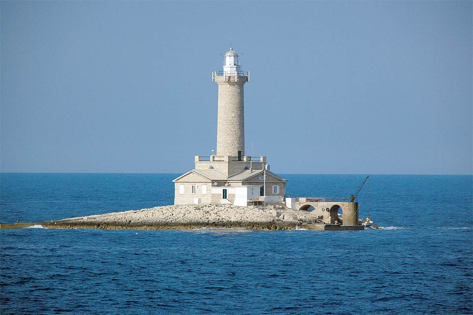 Il faro di Porer, situato sull’omonimo isolotto all’estremità meridionale dell’Istria