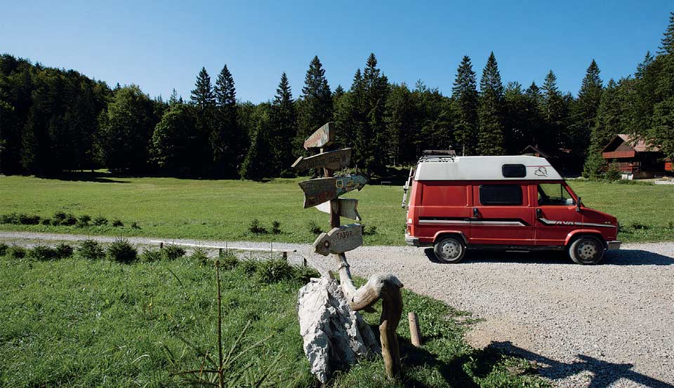 Uno degli sterrati che conducono al Monte Nevoso, ben accessibili a piccoli camper