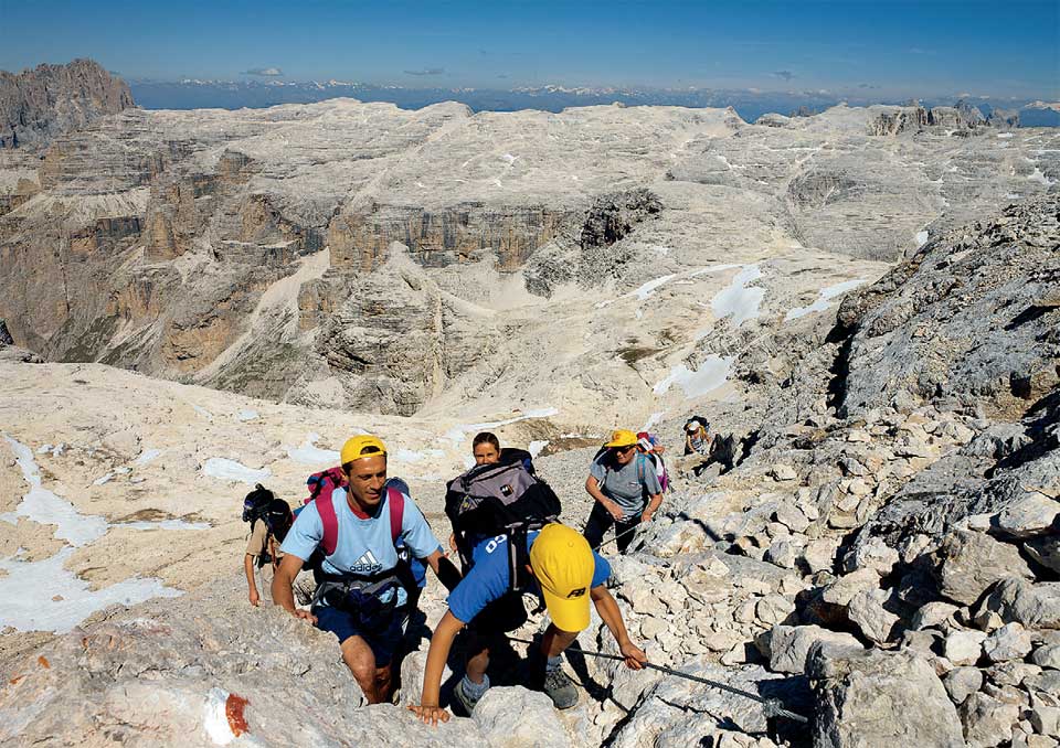 La salita al Piz Boè, che con i suoi 3.152 metri è la cima più alta del Gruppo del Sella