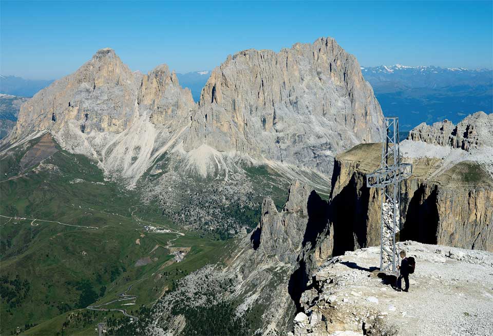 Lo spettacolare panorama dal Sass Pordoi, chiamato la terrazza delle Dolomiti per la sua caratteristica forma