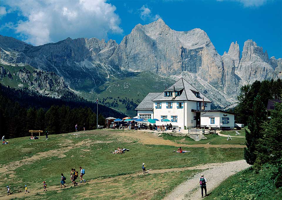 Il Rifugio Ciampedie, sull’omonimo pianoro
