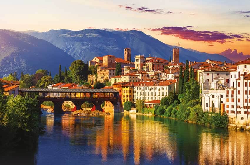 Veneto-Bassano del Grappa-panorama con Ponte degli Alpini-fiume Brenta