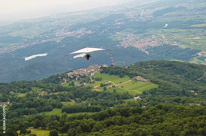 Piemonte, Andrate (TO): un deltaplano in volo. Ph. Elena Accotto
